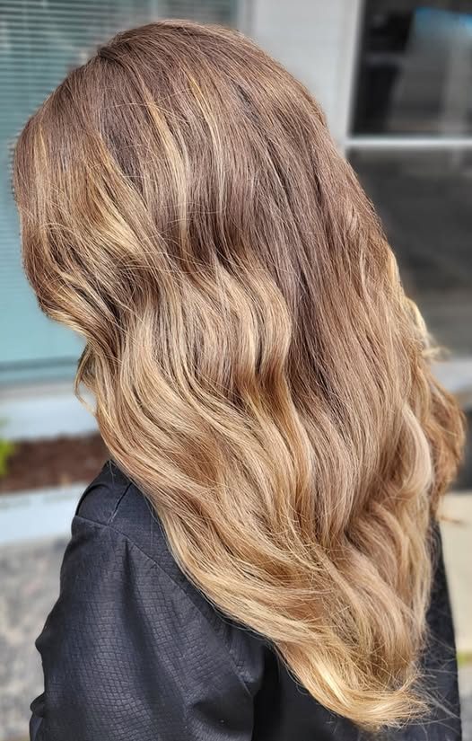 Long wavy blonde highlights.