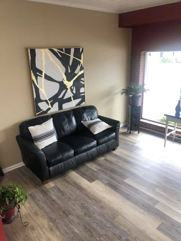 The comfortable waiting lounge inside DeLana's A Cut Above.